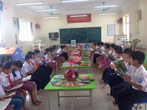 Thư viện Trường Tiểu học Phúc Lợi tổ chức triển lãm sách  Bác Hồ kính yêu 